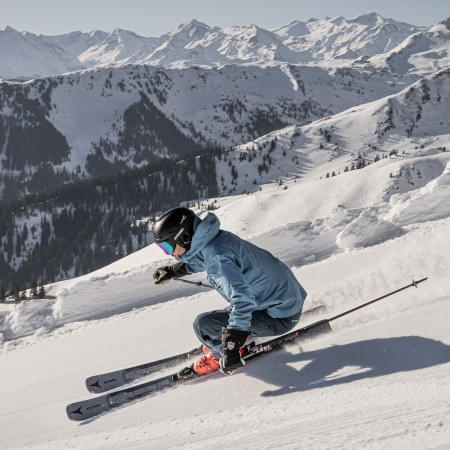 Skifahren-mit-einem-atembreaubenden-Bergpanorama